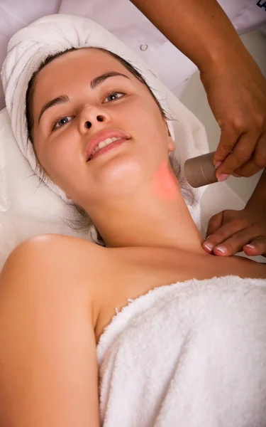 Jovem mulher recebendo limpeza da pele — Fotografia de Stock
