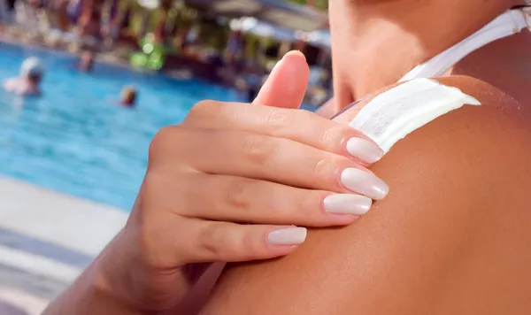 Suncream at the shoulder — Stock Photo, Image