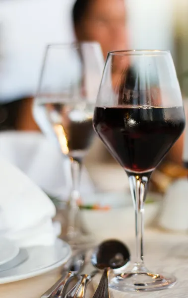 Červené víno v restauraci — Stock fotografie