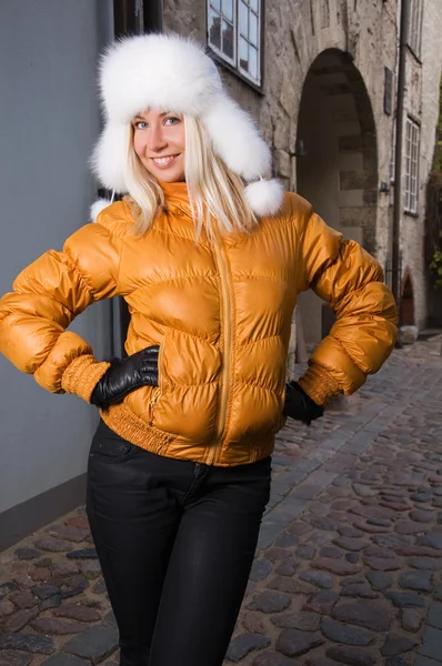 Schöne Frau in der Rigaer Altstadt — Stockfoto