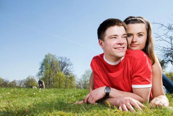 Una pareja feliz en un prado verde —  Fotos de Stock