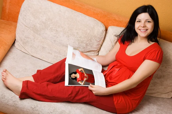 坐在沙发上的孕妇 — 图库照片