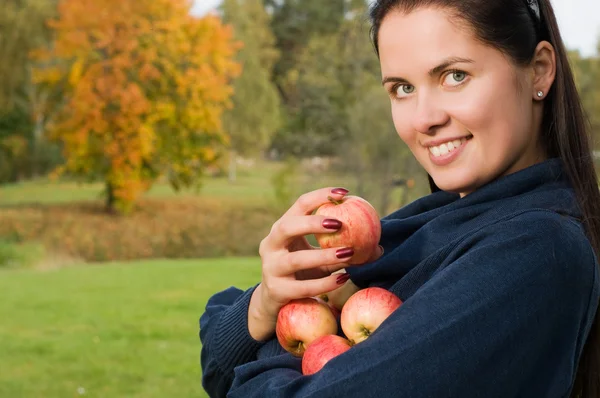 Menina bonita no jardim com maçãs — Fotografia de Stock