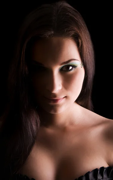 Vrouw dramatische licht portret — Stockfoto