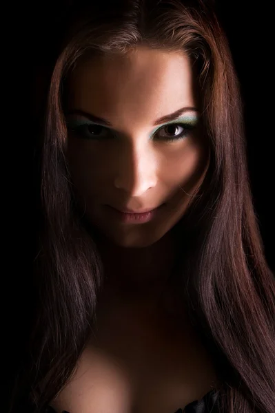 Vrouw dramatische licht portret — Stockfoto
