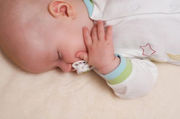 Pacifico dormindo lindo bebê — Fotografia de Stock