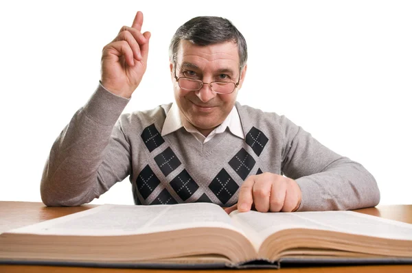 Старший чоловік з книгою (ізольовано на білому ) — стокове фото