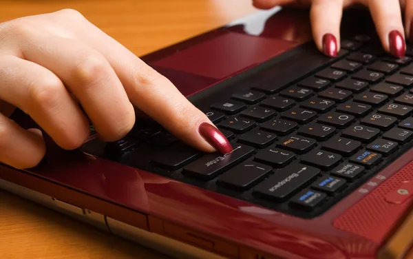 Mão de mulher trabalhando no laptop — Fotografia de Stock