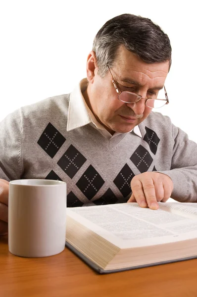 Hombre mayor leyendo un libro —  Fotos de Stock
