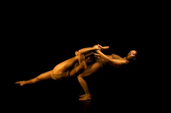 Dva akrobatické dívka posílený ve zlatě — Stock fotografie