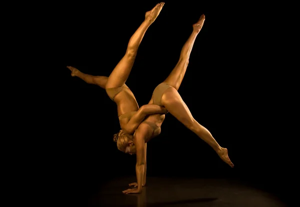 Dva akrobatické dívka posílený ve zlatě — Stock fotografie