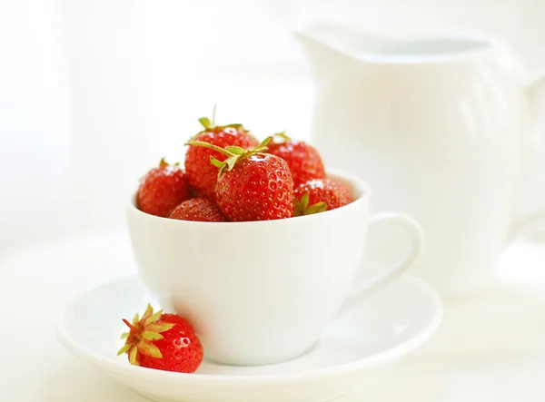 Jordgubbar i en kopp — Stockfoto