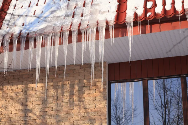 Icicles en la construcción de techo en el día de invierno —  Fotos de Stock