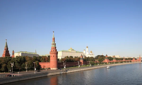 Kremlin tower, quay and river — Stock Photo, Image