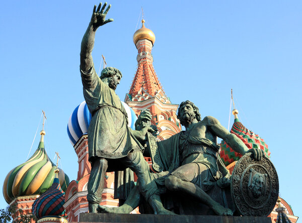 Собор Василия Блаженного и статуя
