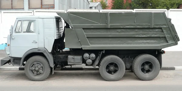 Серый грузовик на дороге — стоковое фото