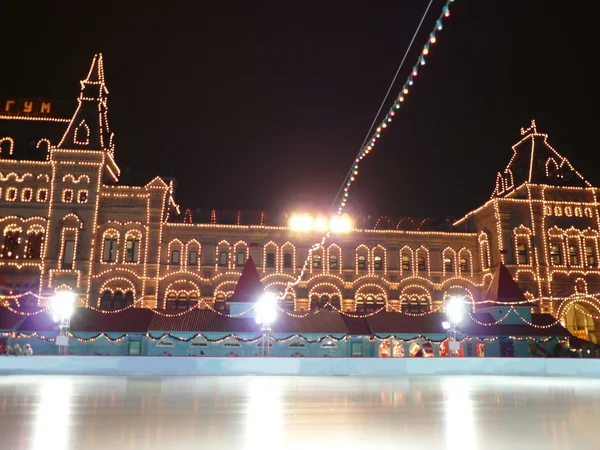 Pista de patinaje en la plaza roja por la noche —  Fotos de Stock