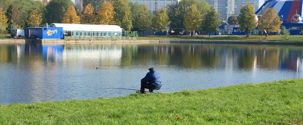Uomo in pesca — Foto Stock
