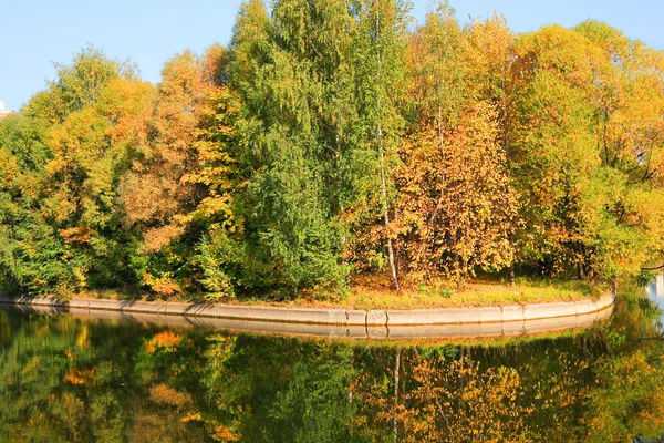 Rybník na podzim — Stock fotografie
