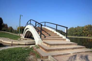 gölet üzerinde köprü
