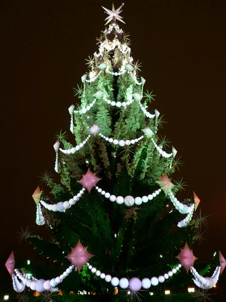 Leksaker på grön jul firtree — Stockfoto