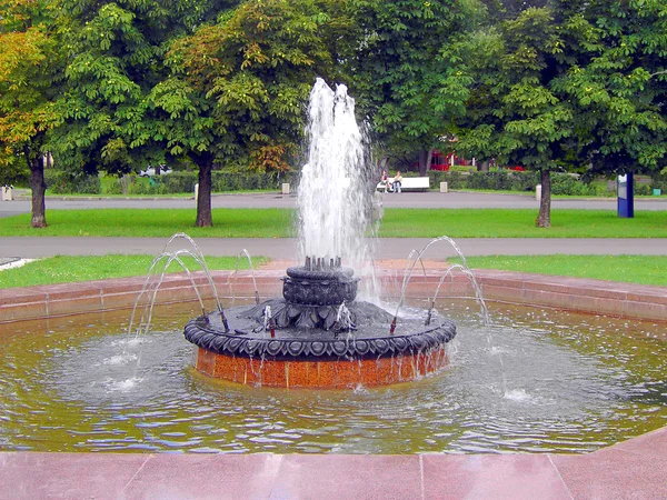 Fontein in het stadspark — Stockfoto