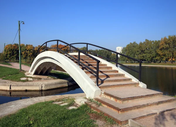 Мост через пруд — стоковое фото
