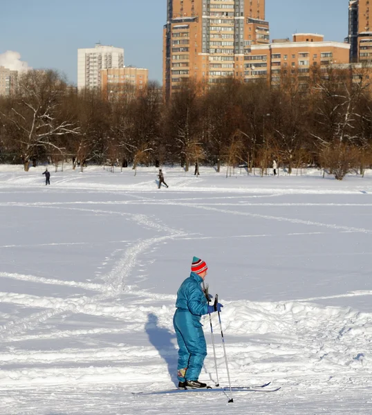 Skifahren am Wintertag — Stockfoto