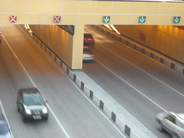 Tunel drogowy przebiegający pod most — Zdjęcie stockowe