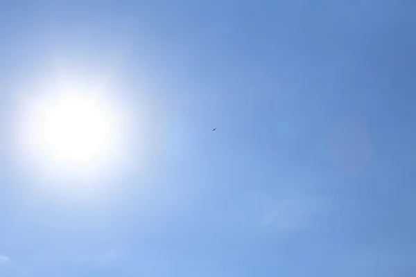 Sol en el cielo azul — Foto de Stock