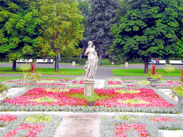 Square in city park — Stock Photo, Image