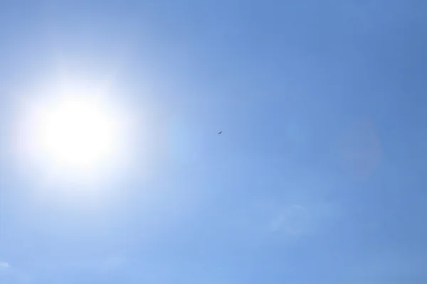 Sol en el cielo azul — Foto de Stock