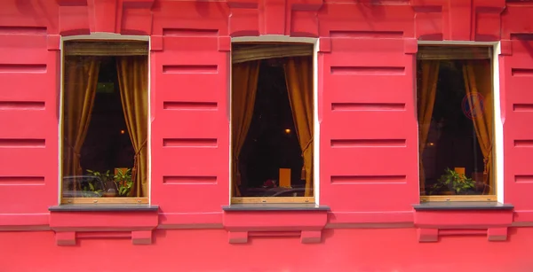Три окна ресторана — стоковое фото