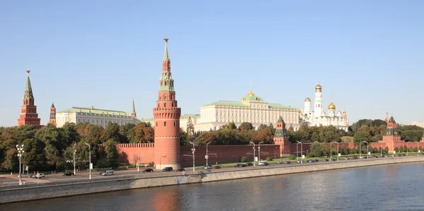Torre, molo e fiume del Cremlino — Foto Stock