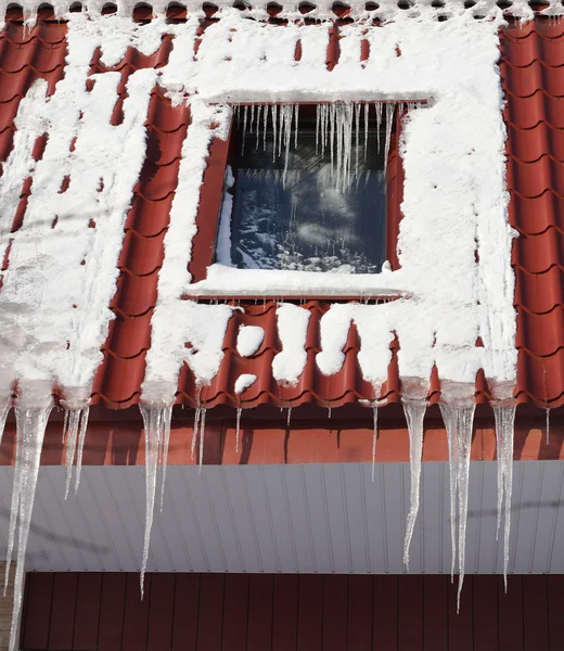 Сосульки на крышах зданий в зимний день — стоковое фото