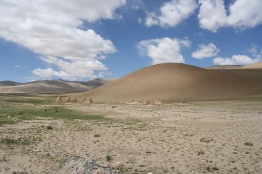 mükemmel bir şekil hill ve kabarık bulutlar