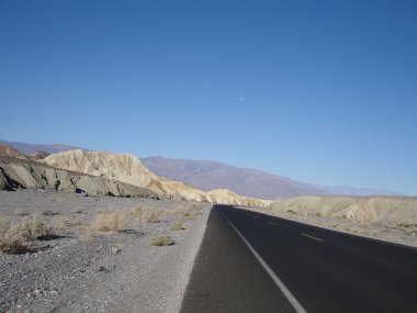 Ölüm Vadisi boş yol