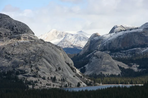 Yosemite vista a la montaña nevada — Foto de Stock