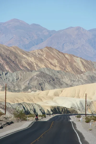 Ciclista solitario en camino de emtpy Death Valley — Foto de Stock