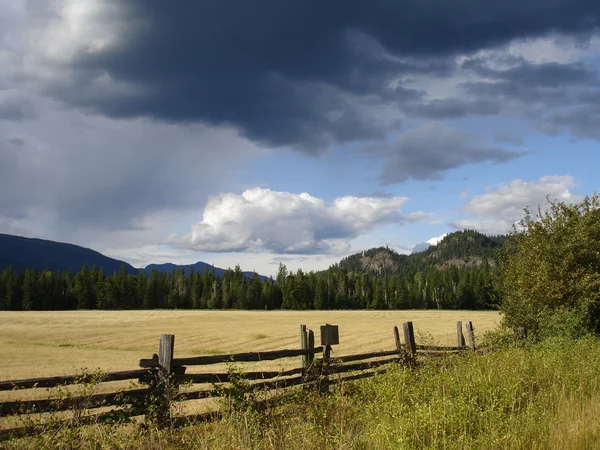 Nubes oscuras paisaje canadiense — Foto de Stock