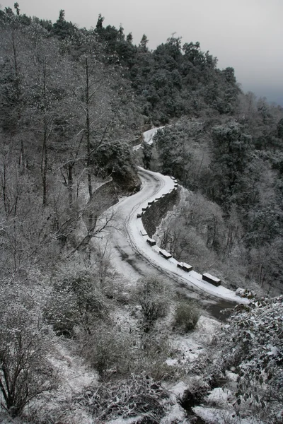 dağ geçidi üzerinde kar
