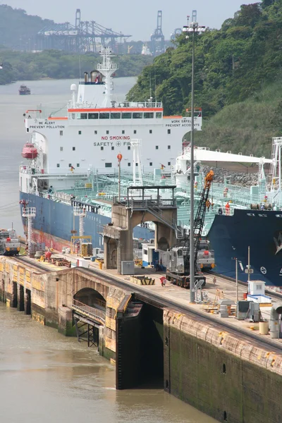 Schiff fährt in Panamakanal bei Miraflores ein — Stockfoto