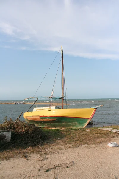 Stranded sail boat on beach Belize — Stock Photo, Image