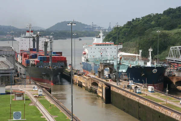 Nave que entra al Canal de Panamá en Miraflores — Foto de Stock