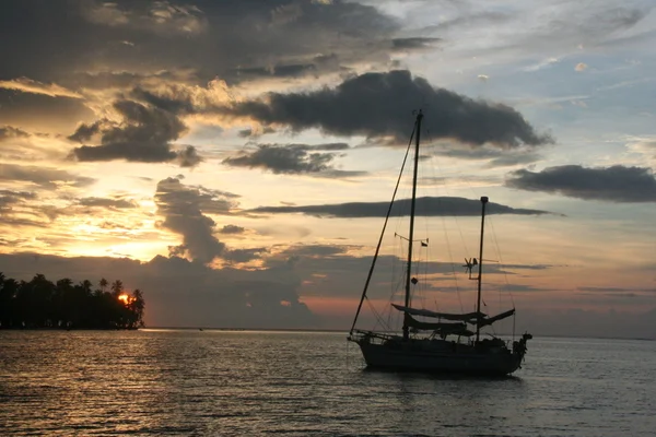 gün batımında yelkenli tekne