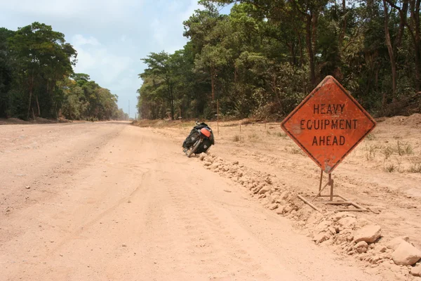 Belize tozlu yolda yalnız bisiklet
