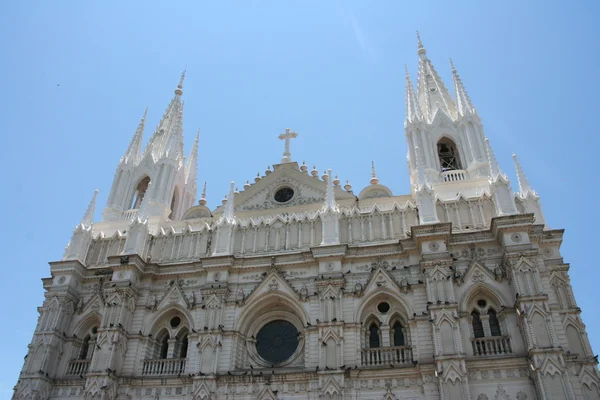 Яркая белая церковь в Центральной Америке Лицензионные Стоковые Фото