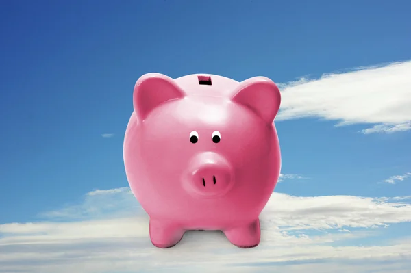 Kleine vliegende roze piggy bank. — Stockfoto