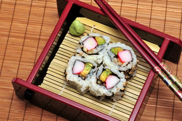 Sushi california rolki w kartonie. — Zdjęcie stockowe