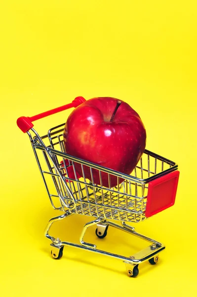 Rött äpple i kundvagn. — Stockfoto